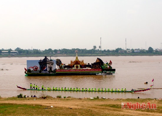  Đua thuyền trên sông Mê kong tại Thủ đô Viêng chăn (Vientiane)