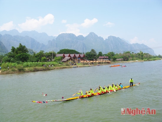 Đua thuyền tại thị xã du lịch Văng viêng (Vangvieng)
