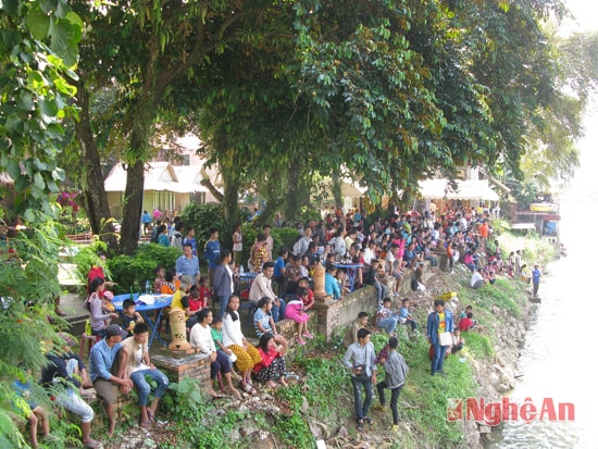 Đua thuyền tại thị xã du lịch Văng viêng (Vangvieng)