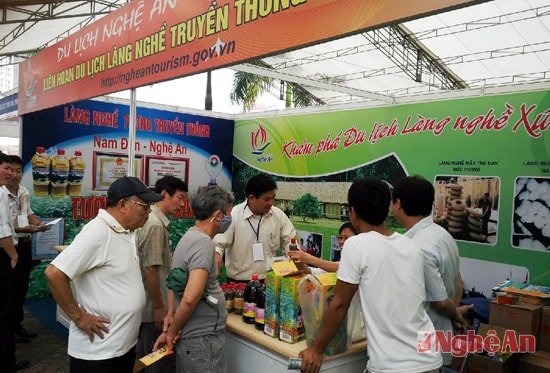 Du khách tham quan gian hàng Du lịch của tỉnh Nghệ An 
