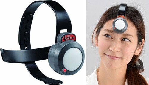 Thiết bị Kokoro Scanner sẽ thay đổi màu sắc tương ứng với độ xác thực của câu trả lời. Ảnh: Japan Trends.