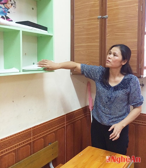 Cô giáo Phan Thị Hồng Mai (Trường Tiểu học Hồng Sơn, TP. Vinh) kiểm tra cơ sở vật chất lớp học.