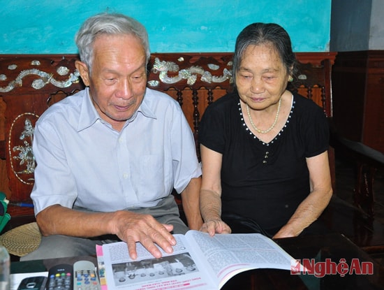 Cụ Kiều Hữu Tố cùng vợ vẫn thường xuyên xem lại tài liệu lịch sử về những  ngày Giải phóng Thủ đô
