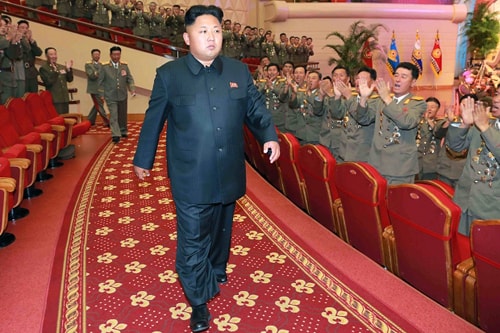 Nhà lãnh đạo Triều Tiên Kim Jong-un được các quan chức quân đội chào đón nhiệt liệt trong một sự kiện trước đây. Ảnh: AFP.