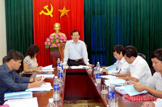Đồng chí Đinh Viết Hồng chủ trì buổi làm việc