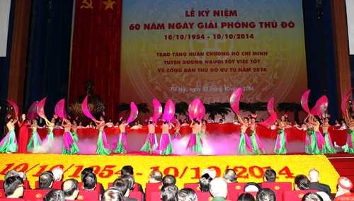 Chương trình văn nghệ chào mừng 60 năm Ngày Giải phóng Thủ đô. Ảnh: Trí Dũng –TTXVN