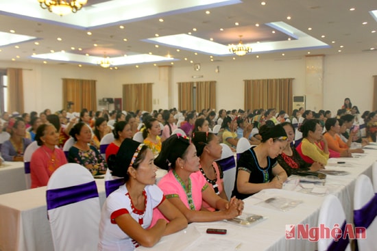 Các đại biểu tham dự buổi giao lưu.