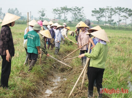 Nhân dân xã Hưng Chính nạo vét kênh mương nội đồng.