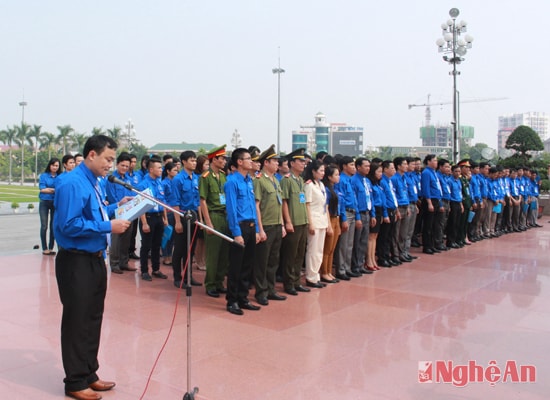 Chủ tịch  Hội LHTN báo công lên Bác những thành tích của Hội