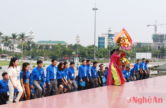 Đoàn đại biểu tiến về lễ đài dâng hoa tại Quảng trường Hồ Chí Minh