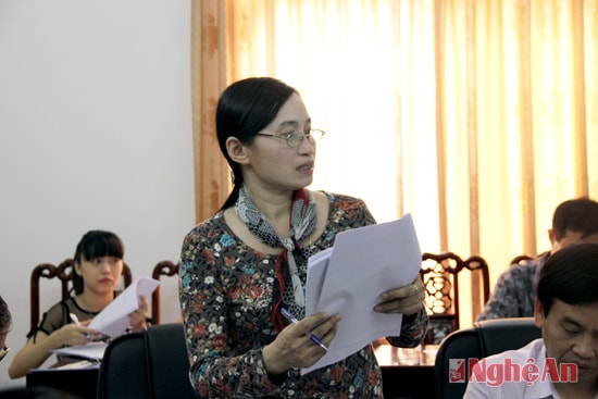 Bà Nguyễn Thị Phước- Chủ tịch Hội Văn học nghệ thuật tỉnh góp ý dự thảo Quy chế