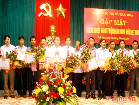 Lãnh đạo Thị xã trao giấy khen cho các doanh nghiệp có thành tích xuất sắc trong sản xuất, kinh doanh.