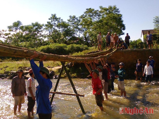 Tuổi trẻ xã Ngọc Lâm huyện Thanh Chương dựng cầu tạm giúp các em học sinh vượt suối đến trường