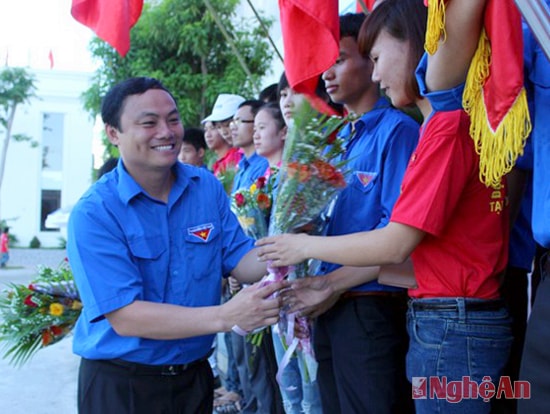 Đồng chí Phạm Ngọc Cảnh - Chủ tịch Hội LHTN tỉnh tặng hoa cho các SVTN tại Lễ ra quân hè tình nguyện năm 2013