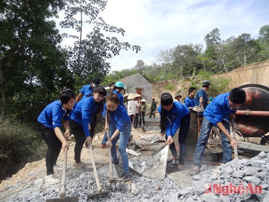 Công trình làm đường giao thông nông thôn tại ra quân tình nguyện hè năm 2014