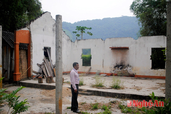 Hai ngôi nhà của ông Quang Văn Tiếp và Trương Thị Bê ở bản Tẽn xã Châu Tiến-Quỳ Hợp (thuộc vùng dự án di dân khẩn cấp thiên tai) bị lũ quét và sạt lở đất tàn phá chỉ còn lại đống đổ nát bên bờ khe suối bản Hạt.