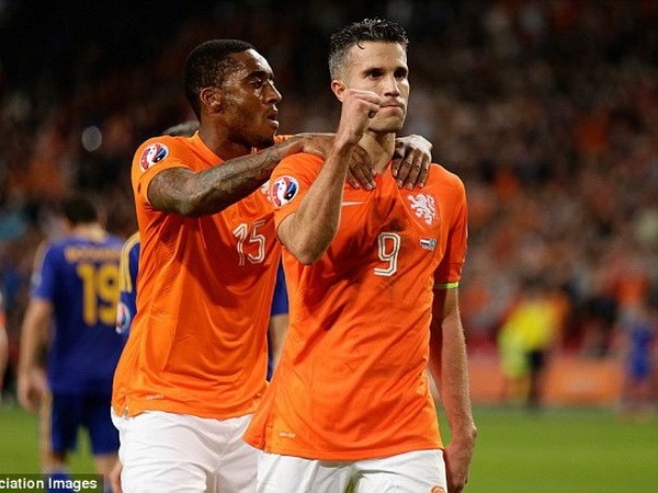 Robin van Persie ấn định chiến thắng trên chấm 11m. (Nguồn: PA)