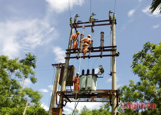 Công nhân chi nhánh Điện lực Thanh Chương sửa chữa đường điện.
