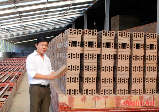 Sản phẩm gạch ở công đoạn “ép bán khô” của Nhà máy gạch Tuynel Đồng Thành (Yên Thành) đang chờ vào lò. 