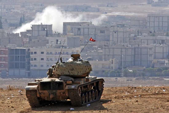 Xe tăng Thổ Nhĩ Kỳ trên đồi ở Suruc, phía sau là Thành phố Kobani, ngày 9/10.