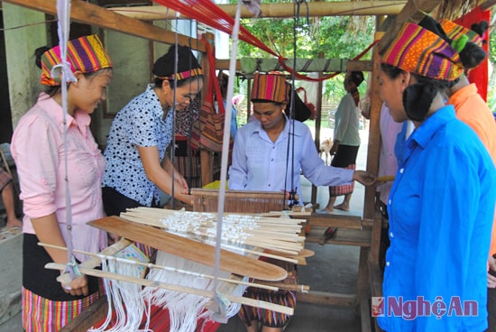 Phụ nữ Đan Lai ở bản Cửa Rào (Môn Sơn - Con Cuông) học dệt thổ cẩm.