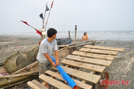 Anh Nguyễn Kim Nam (xóm 4 - Diễn Hải) chuẩn bị đi mủng trên bãi biển Hòn Câu đầy rác.