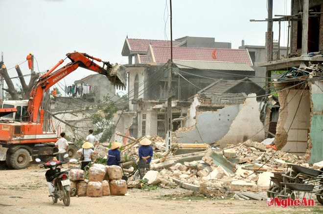 Nhờ được tuyên truyền, vận động người dân đã sẵn sàng phá dỡ nhà cửa nằm trong phạm vi giải tỏa. Trong ảnh: Nhân dân TX Hoàng Mai phá dỡ nhà cửa trong hành lang ATGT.