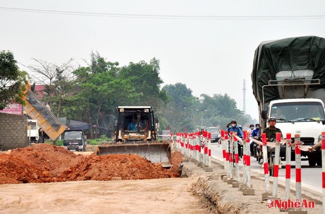 Các đơn vị tập trung máy móc đẩy nhanh tiến độ thi công trên những đoạn đã được GPMB.  Trong ảnh: Thi công đoạn qua huyện Nghi Lộc (hoặc lấy ảnh thi công cầu vượt nhé)