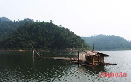 Những ngôi nhà thuyền của người dân đánh cá trên hồ.