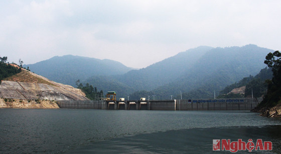 Công trình nhà máy Thủy điện Hủa Na nhìn từ lòng hồ.