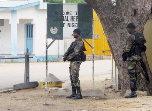 Lính Cameroon tại một trạm kiểm soát hôm 17 tháng 6 năm 2014 tại Armchidé. Ảnh: Reinnier Kaze