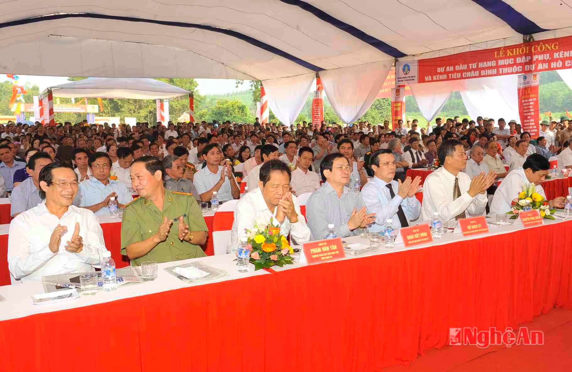 Cac đại biểu dự lễ khói công