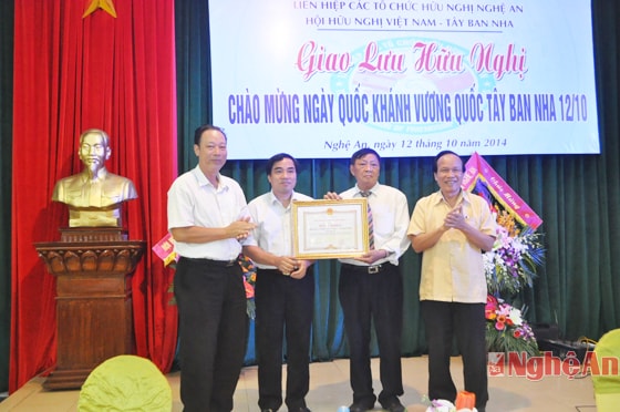 Trao Bằng khen của UBND tỉnh cho Hội hữu nghị Việt Nam - Tây Ban Nha tỉnh Nghệ An