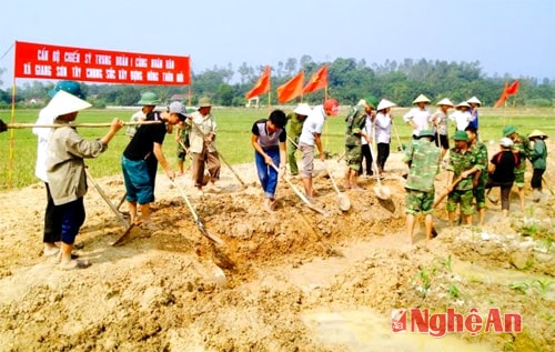 Cán bộ, chiến sỹ Trung đoàn 1 cùng với bà con nhân dân xóm Lê Lai, xã Giang Sơn Tây (Đô Lương) đang xây dựng nông thôn mới.