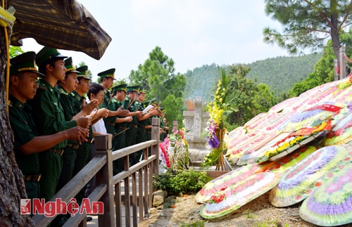 Đoàn dâng hương tại nơi an nghỉ của Đại tướng Võ Nguyên Giáp.
