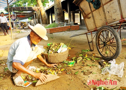 Ông Nguyễn Như Côi - dọn dẹp rác thải tại chợ Đình sau khi tan buổi chợ