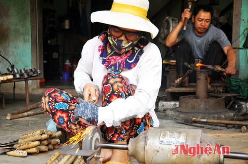 Gia đình anh chị Nguyễn Văn Dinh (Thường Xuân - Thanh Hóa) cũng về sinh sống tại khu chợ Đình với nghề rèn.