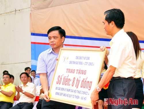 Ông Huỳnh Thanh Điền - Phó chủ tịch UBND tỉnh - tiếp nhận món quà 8 tỷ đồng do Tổng cổng ty XDCTGT4 phát động trong dịp hội thao