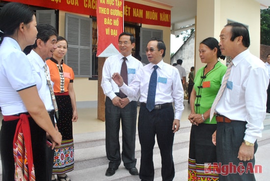 Đồng chí Trần Hồng Châu - Phó Bí thư Thường trực Tỉnh ủy trao đổi với các đại biểu tại Đại hội Đảng bộ huyện Quỳ Châu  nhiệm kỳ 2010 - 2015. Ảnh: Thu Hương