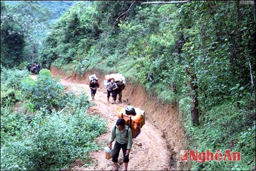 Các thành viên Nghệ An phượt hội cõng quà vào bản Huồi Mới 1,  Tri Lễ (Quế Phong). Ảnh do nhân vật cung cấp