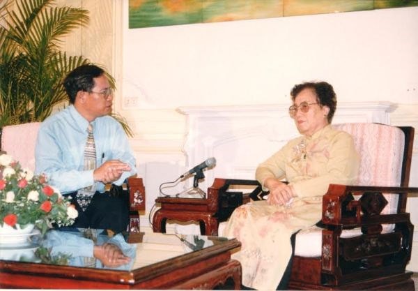 Nhà báo Trường Phước trong một lần phỏng vấn nguyên Phó Chủ tịch nước Nguyễn  Thị Bình