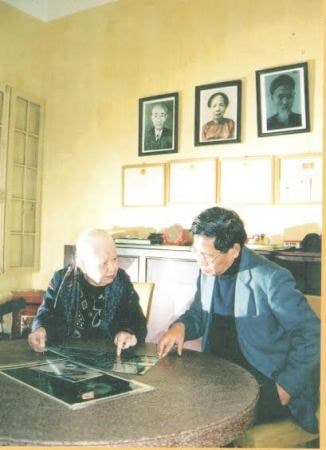 Nhà báo Trường Phước trò chuyện với bà Hoàng Thị Minh Hồ, vợ nhà doanh nhân Trịnh Văn Bô