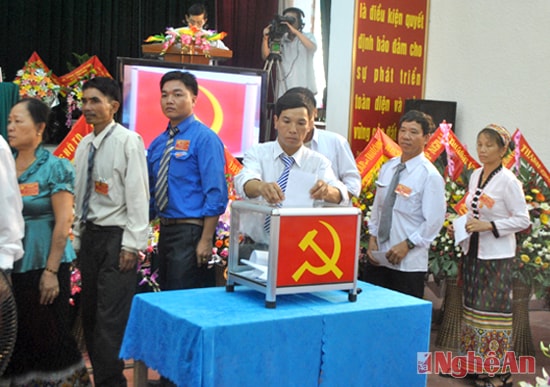 Bỏ phiếu bầu BCH tại Đại hội Đảng bộ huyện Tương Dương  nhiệm kỳ 2010 - 2015. Ảnh: Thanh Lê