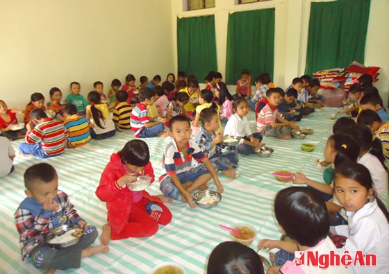 Học sinh làng Văn Hà trong bữa ăn bán trú tại trường chính.