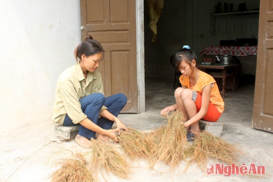 Em Trần Thị Hiền giúp mự bó chổi để bán.