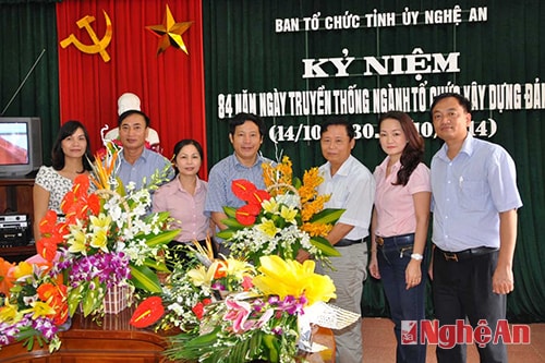 Đoàn Báo Nghệ An chúc mừng Ban tổ chức Tỉnh ủy