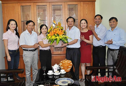 Đoàn Báo Nghệ An chúc mừng Ban dân vận