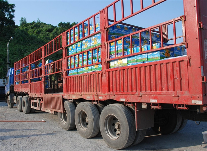 Xe chở hàng của Trung Quốc đậu bãi hoá trường cửa khẩu Kim Thành