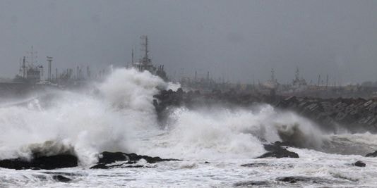 Những con sóng lớn do bão Hudhud gây ra ở vịnh Bengal, Ấn Độ. Ảnh: STRINGER