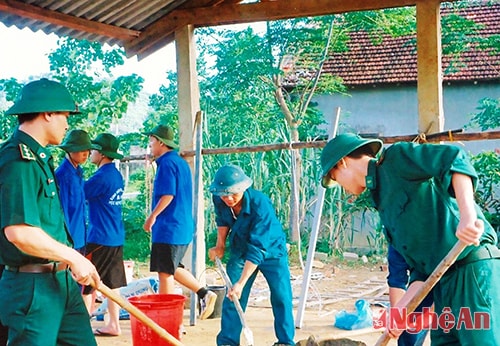 BĐBP Nghệ An phối hợp đoàn thanh niên địa phương sửa chữa nhà cho gia đình có hoàn cảnh khó khăn ở địa bàn biên giới